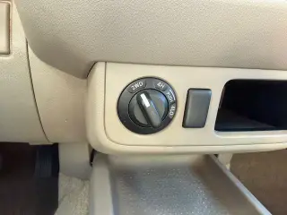 Nissan Frontier 2009 4x4 LE King Cab 4dr 5A