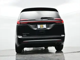 Chrysler Pacifica 2024 Touring L Minivan 4p