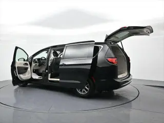 Chrysler Pacifica 2024 Touring L Minivan 4p