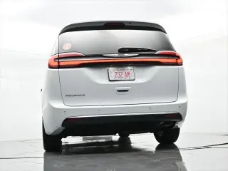 Chrysler Pacifica 2023 Touring L Minivan 4p