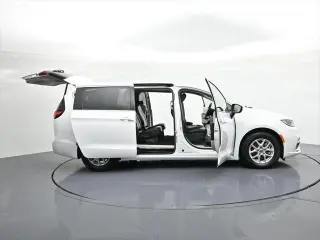 Chrysler Pacifica 2023 Touring L Minivan 4p