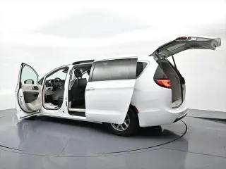 Chrysler Pacifica 2023 Touring L Minivan 4p