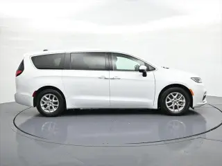 Chrysler Pacifica 2023 Touring L Minivan 4p