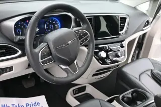Chrysler Pacifica 2024 Touring L Minivan 4p.
