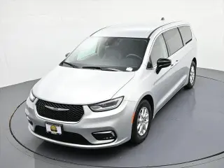 Chrysler Pacifica 2024 Touring L Minivan 4p.