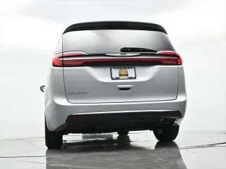 Chrysler Pacifica 2024 Touring L Minivan 4p.