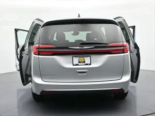 Chrysler Pacifica 2024 Touring L Minivan 4p.