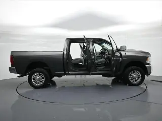 Ram 2500 2018 4x4 SLT 6 plazas Cabina Completa Estribos Laterales 6.3 pies