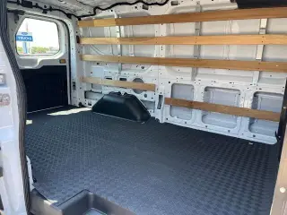 Ford Transit 2024 250 3 puertas SWB Furgón de techo bajo