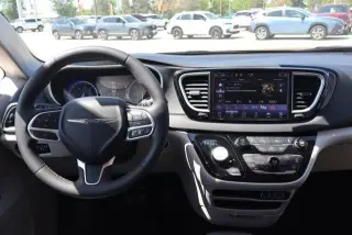 Chrysler Pacifica 2023 Touring L Minivan 4p