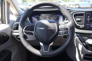Chrysler Pacifica 2023 Touring L Minivan 4p