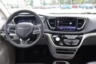 Chrysler Pacifica 2024 Touring L Minivan 4p.
