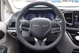 Chrysler Pacifica 2024 Touring L Minivan 4p.