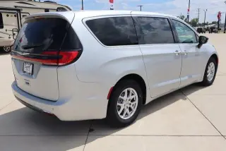 Chrysler Pacifica 2024 Touring L Minivan 4p.