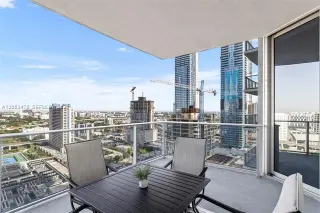 Propiedad en alquiler con 2 habitaciones y 3 baños en Miami