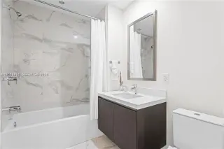 Propiedad en alquiler con 2 habitaciones y 3 baños en Miami