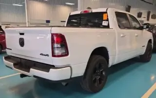 Ram 1500 2022 4x4 Big Horn 4p Puerta Cabina de Tripulación 5.6 ft. SB Camioneta