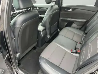 Sedán de 4 puertas Kia Forte GT-Line 2023