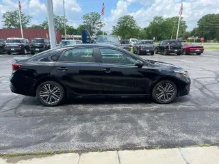 Sedán de 4 puertas Kia Forte GT-Line 2023