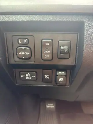 Toyota Tundra 2018 4x4 SR5 4dr CrewMax Cab Pickup SB (5.7L V8)