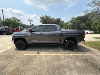 Toyota Tundra 2018 4x4 SR5 4dr CrewMax Cab Pickup SB (5.7L V8)