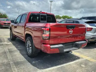 Nissan Frontier 2022 4x2 SV 4p Camioneta de cabina completa 5 pies de caja larga
