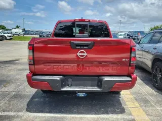 Nissan Frontier 2022 4x2 SV 4p Camioneta de cabina completa 5 pies de caja larga