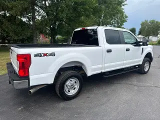 Ford F-250 Super Duty 2022 4x4 XL 4 puertas Cabina Crew 6,8 ft. SB Camioneta