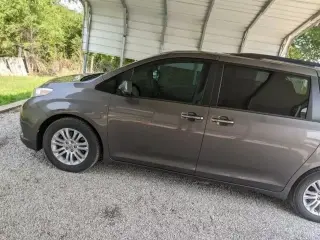 2017 TOYOTA SIENNA XLE PREMIUM