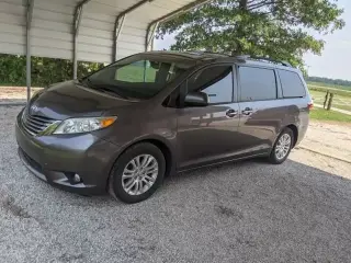 2017 TOYOTA SIENNA XLE PREMIUM