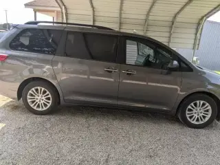 2017 TOYOTA SIENNA XLE PREMIUM
