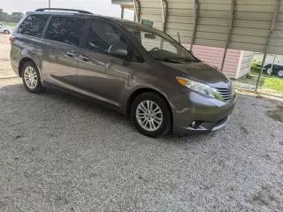 2017 TOYOTA SIENNA XLE PREMIUM