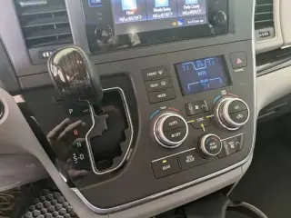 2017 TOYOTA SIENNA XLE PREMIUM