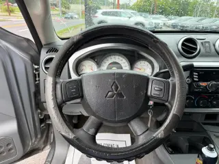 2006 Mitsubishi Raider