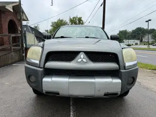 2006 Mitsubishi Raider