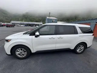 Kia Carnival 2024 LX Miniván de 4 puertas