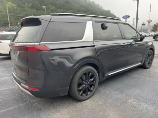Kia Carnival 2022 SX Miniván de 4 puertas