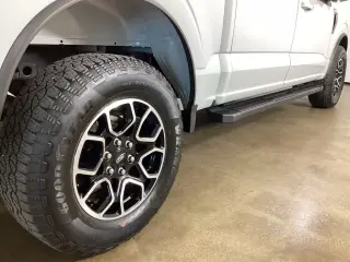 Ford F-150 2023 4x4 XLT 4 puertas SuperCrew batea corta de 5.5 pies