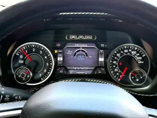 Ram 1500 2019 4x4 Big Horn Crew Cab de 4 puertas y batea de 5.6 pies
