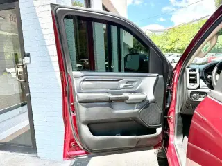 Ram 1500 2019 4x4 Big Horn Crew Cab de 4 puertas y batea de 5.6 pies