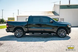 Ram 1500 2019 4x4 Laramie Crew Cab de 4 puertas y caja corta de 5.6 pies