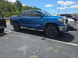 Toyota Tundra 2018 4x4 SR5 4dr CrewMax Cab Pickup SB (5.7L V8 FFV)