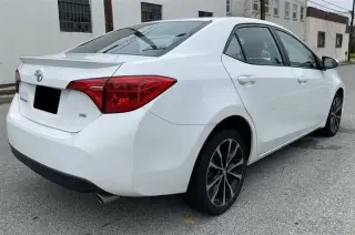 2018 Toyota Corolla SE Sedan 4