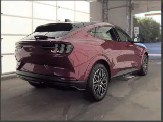 SUV de 4 puertas Ford Mustang Mach-E 2025 AWD Premium