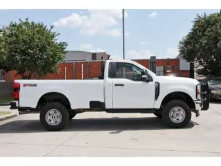 Ford F-250 Super Duty 2023 4x4 XL 2 puertas Cabina Regular Caja de 8 pies