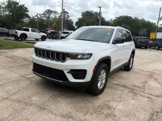 Jeep Grand Cherokee 2023 4x2 Laredo 4 puertas SUV