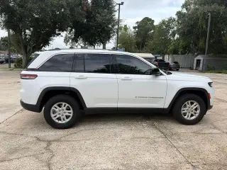 Jeep Grand Cherokee 2023 4x2 Laredo 4 puertas SUV