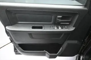 Ram 1500 2016 4x4 Tradesman de 4 puertas, cabina tripulación, caja corta de 5.5 pies