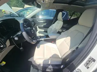 Volvo XC40 2023 B4 Ultimate Dark Theme 4dr SUV
