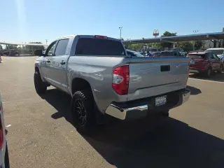 Toyota Tundra 2017 4x2 SR5 4dr CrewMax Cab Pickup SB (5.7L V8)